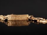 un gros plan d'un bracelet en or orné de perles sur un fond noir