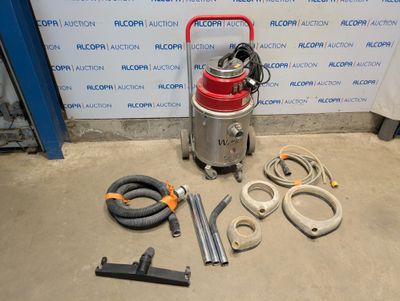 un grand nombre d'outils posés à même le sol