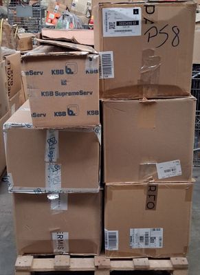de nombreux cartons empilés les uns sur les autres dans un entrepôt