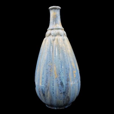 un vase bleu posé sur une surface noire