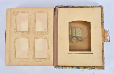 un livre ouvert avec une image à l'intérieur