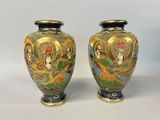 paire de vases asiatiques ornés de motifs dorés et bleus