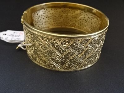 Gros plan sur un bracelet en or portant une étiquette
