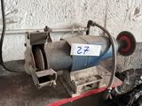 une machine posée par terre à côté d'un sac poubelle