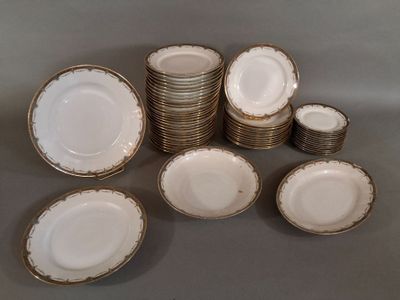 beaucoup d'assiettes empilées les unes sur les autres