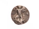une image représentant une pièce d'argent sur laquelle figure un aigle