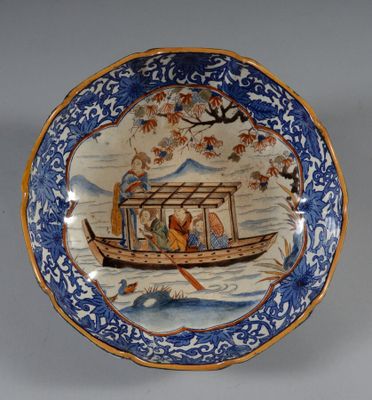 une assiette bleue et blanche décorée d'une peinture