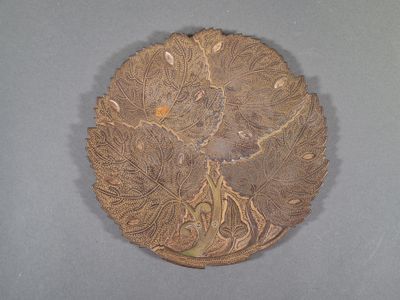 une image représentant une assiette décorative sur laquelle figure un oiseau