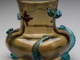 un vase en verre orné d'un dragon