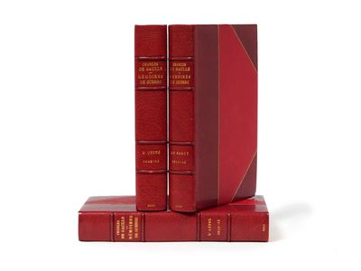deux livres rouges posés l'un sur l'autre sur une surface blanche