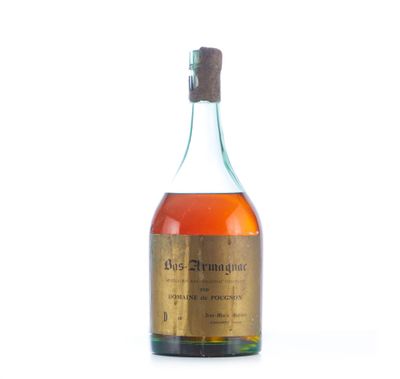 une vieille bouteille de whisky posée sur une surface blanche