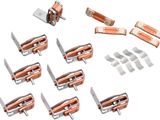 de nombreux outils de toutes sortes posés sur une surface blanche