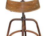 une image représentant une chaise en bois avec un piètement en métal et une assise en bois