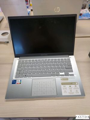 un ordinateur portable posé sur un bureau dans une pièce