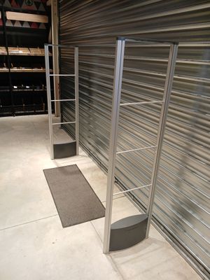 une vitrine en verre au milieu d'un magasin