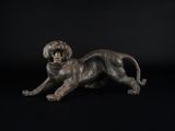 une statue en bronze représentant un chien sur fond noir