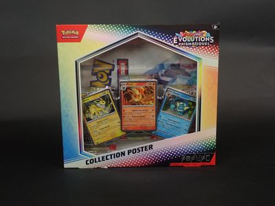 La boîte contient une collection de cartes Pokémon exposées.