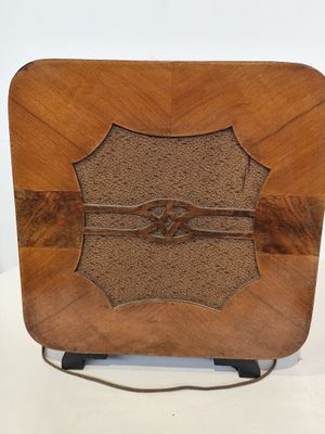 une vieille radio en bois posée sur une table blanche