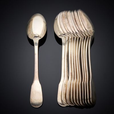 a lot of spoons and spoon spoons sitting on a table