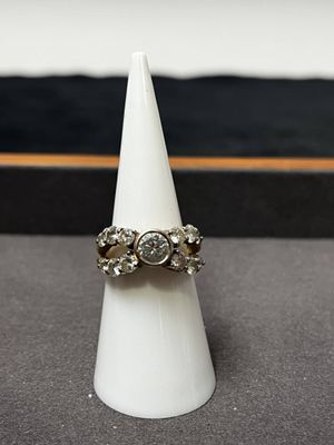 un cône blanc surmonté d'une bague en diamant