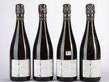 trois bouteilles de vin posées l'une à côté de l'autre sur une table