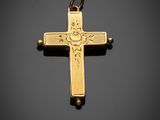 une croix dorée ornée d'un soleil, sur fond noir
