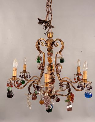 une image représentant un lustre surmonté d'un oiseau