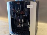 une machine à café posée sur une table