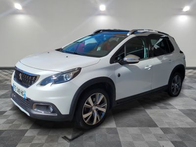 une voiture blanche est garée dans une pièce au sol à carreaux