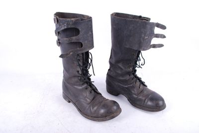 Une paire de botte de motard anglais, marquages WD et flèche…