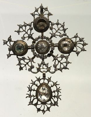 une croix en métal sur laquelle est représenté un homme