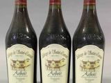 trois bouteilles de vin posées sur une table l'une à côté de l'autre