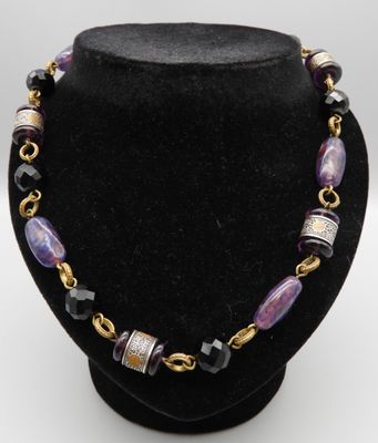 Collier couture en perles de verre facetté noire et violette…