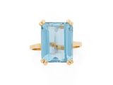 une bague en or sertie d'une topaze bleu aqua