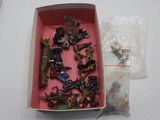 une boîte contenant tout un tas de figurines
