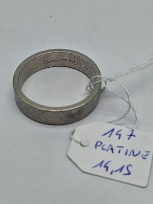 une bague à laquelle est attachée une étiquette, posée sur une table