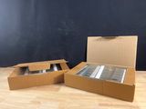 deux cartons ouverts posés sur une table en bois