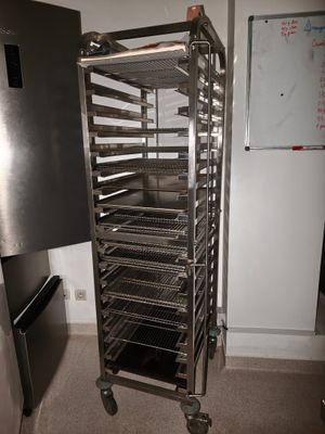 une image représentant un rayonnage métallique sur lequel sont posés plusieurs plateaux