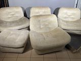 quatre chaises et une table dans une pièce au sol carrelé