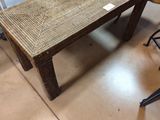 une photo d'une table et de chaises dans un magasin