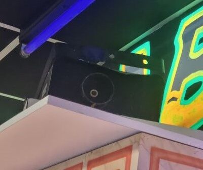 une enseigne au néon fixée au plafond d'un restaurant