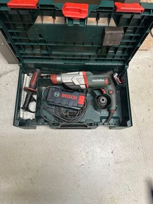 une boîte à outils avec des outils à l'intérieur sur le sol
