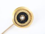 une image montrant un gros plan d'un bouton sur une surface blanche