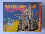 une boîte surmontée d'une maquette de château