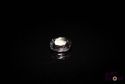 gros plan d'un diamant blanc sur une surface noire