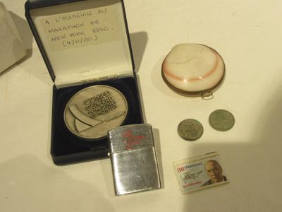 un briquet en argent et un étui à briquet posés sur une table