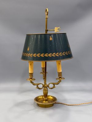 une lampe de table ancienne en laiton, avec un abat-jour bleu et des finitions dorées
