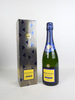 une bouteille de champagne à côté d'une boîte sur fond blanc