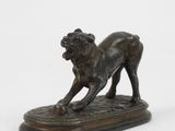 statue en bronze d'un chien sur un socle en bois sur fond blanc