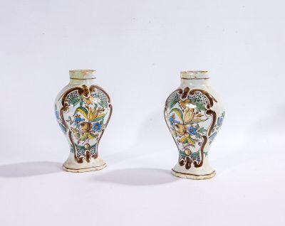 DELF XVIIIe, L.P.KAN, Paire de deux vases en faïence polychr…